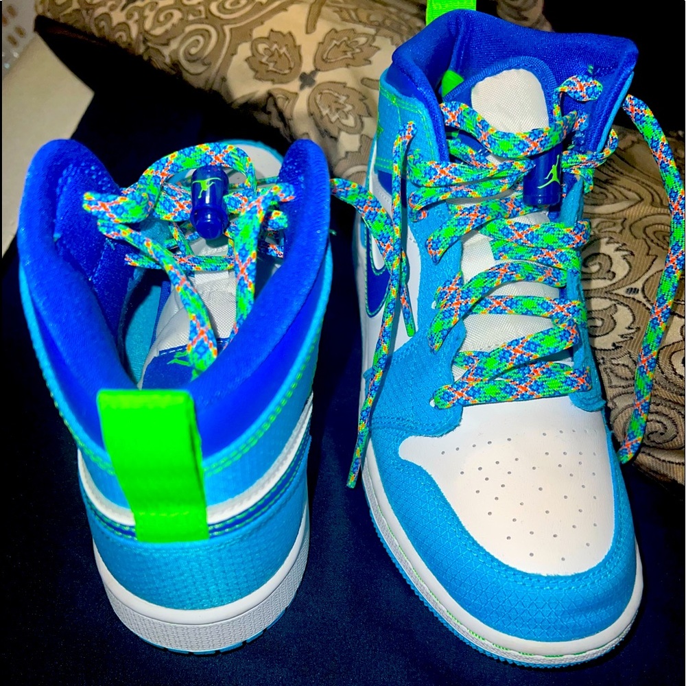 Worn once kids size 4.5 runs narrow Air Jordan 1 amid